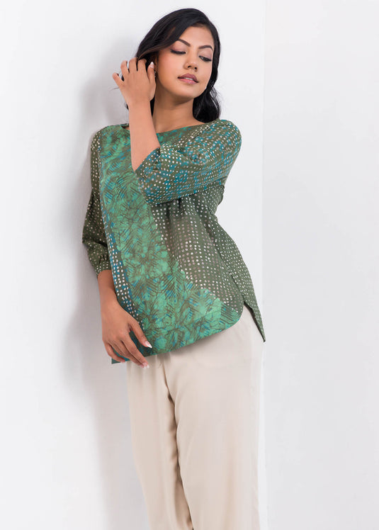 Round neck detailed three batik color top