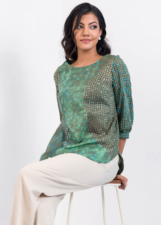 Round neck detailed three batik color top