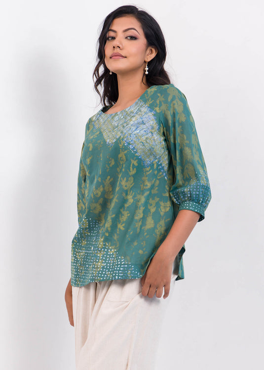 Round neck detailed three batik color top