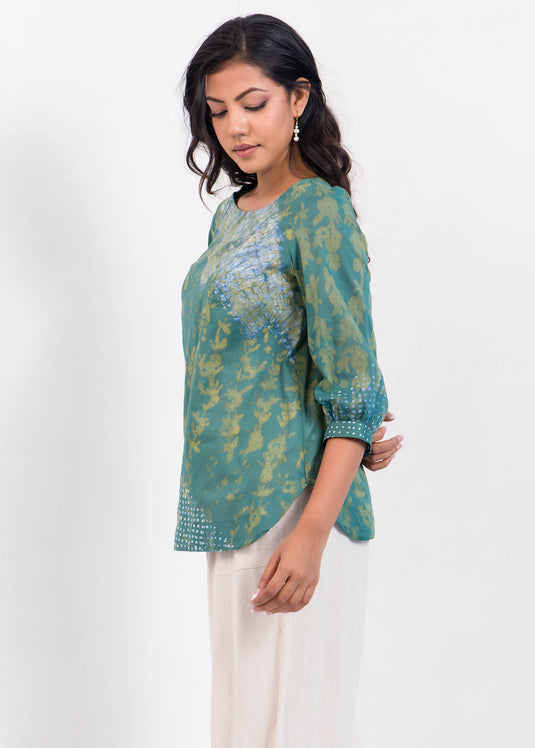 Round neck detailed three batik color top