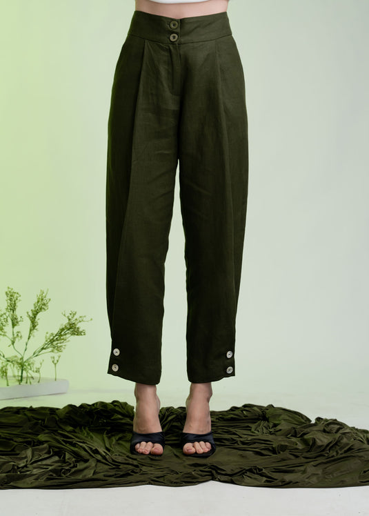 Highwaist Pleated Pant With Button Detail