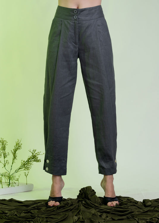 Highwaist Pleated Pant With Button Detail